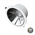 LED-Einbaudownlight mit weißem Rand und glänzendem Reflektor, abgewinkelte Frontansicht, inklusive White Switch-Funktion für einstellbare Farbtemperaturen.
