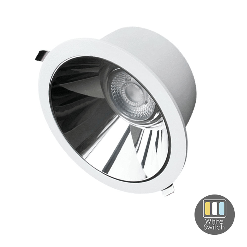 LED-Einbaudownlight mit weißem Rand und glänzendem Reflektor, abgewinkelte Frontansicht, inklusive White Switch-Funktion für einstellbare Farbtemperaturen.