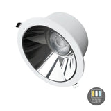 LED-Einbaudownlight mit weißem Rand und glänzendem Reflektor, abgewinkelte Frontansicht, inklusive White Switch-Funktion für einstellbare Farbtemperaturen.