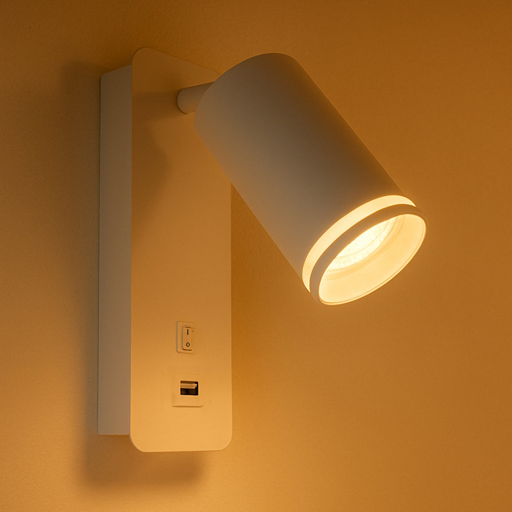 Moderne weiße Wandleuchte mit USB-Anschluss und Schalter, Seitenansicht mit warmer Beleuchtung vor einer beigen Wand.