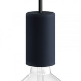 Nahaufnahme einer minimalistischen schwarzen E27-Porzellan-Lampenfassung mit Kabel, geeignet für moderne Innenbeleuchtung.