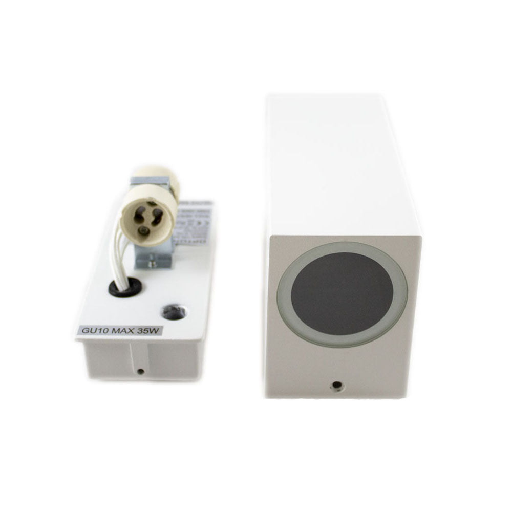 Weißer rechteckiger Aufbaustrahler GU10 MAX 35W, Frontansicht und Gehäuseinneres sichtbar, inkl. Fassung und Stromanschlüssen.