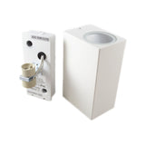 Weiße moderne Wandleuchte mit GU10-Fassung und IP44-Schutz, sichtbar von schräg oben mit abgenommenem Gehäuse und Fassung.