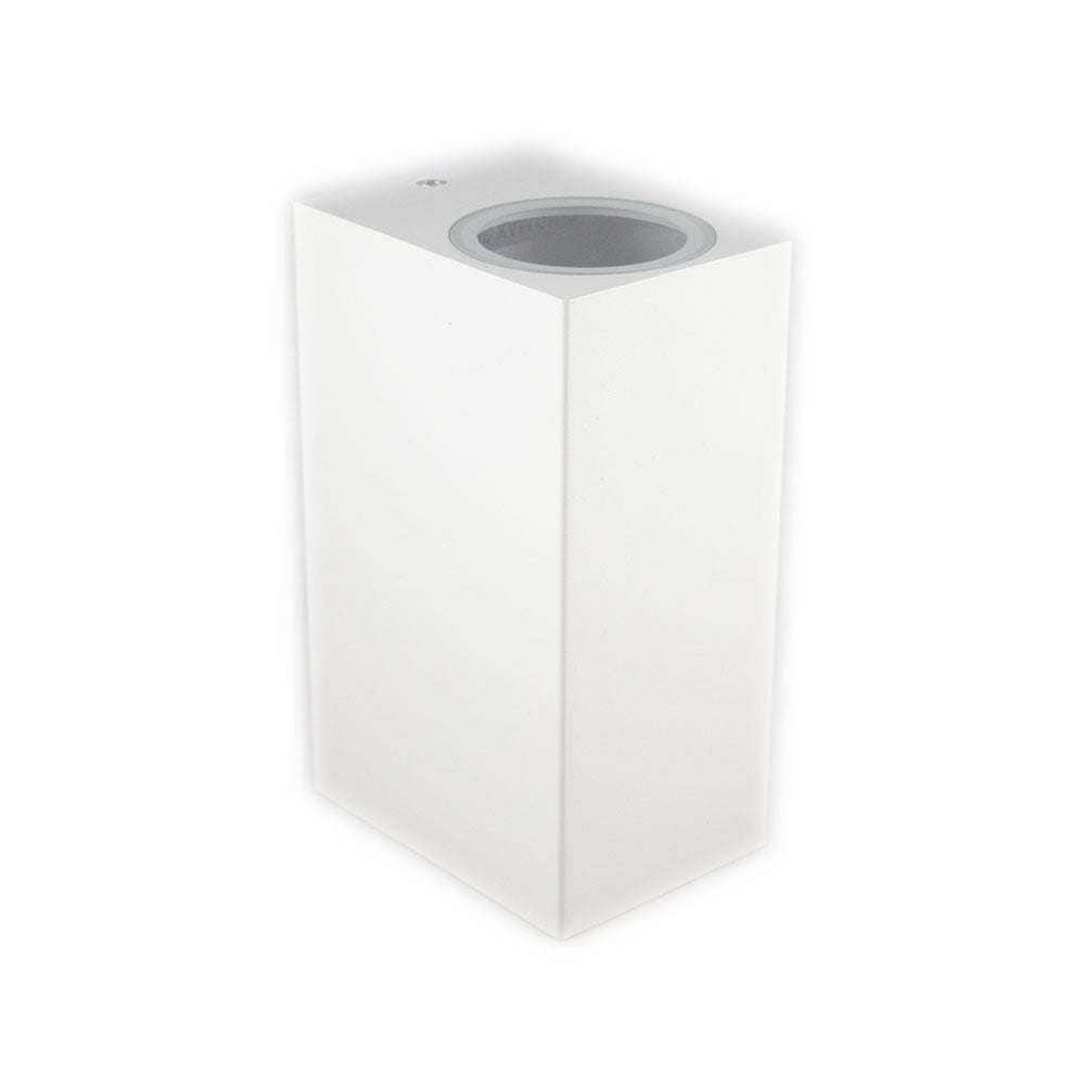 Weiße, moderne Wandleuchte mit geradlinigem Design, aufrechter Frontansicht, ideal zur Innenbeleuchtung oder Akzentbeleuchtung.