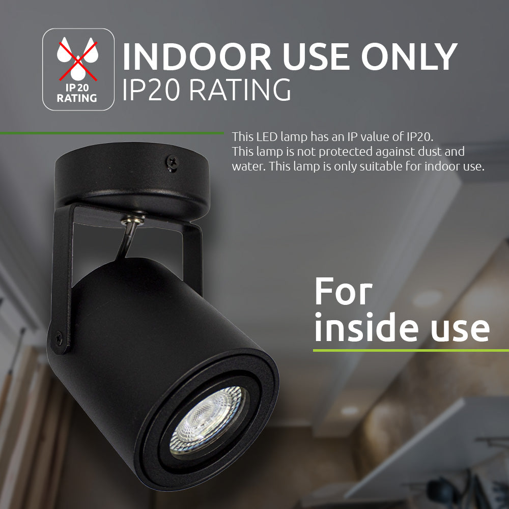 Schwarzer LED-Strahler mit Schutzart IP20 für den Innenbereich, abgewinkeltes Untersichtdisplay an der Decke in moderner Inneneinrichtung montiert.