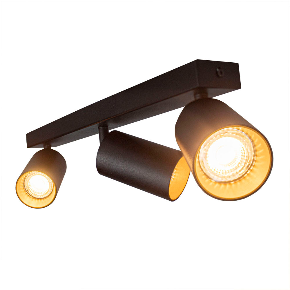 LED opbouw spot met gouden binnenkant driedubbel gu10 fitting - zijaanzicht lampen aan