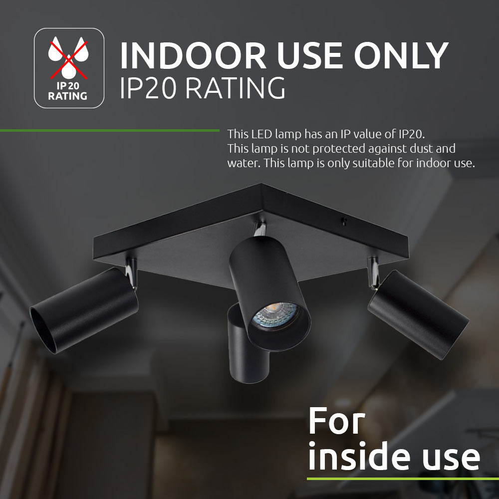 Quadratische schwarze LED-Deckenleuchte mit vier verstellbaren Strahlern, an der Decke montiert, schräg abgebildet. Geeignet für den Innenbereich mit Schutzart IP20, nicht staub- und wasserdicht.