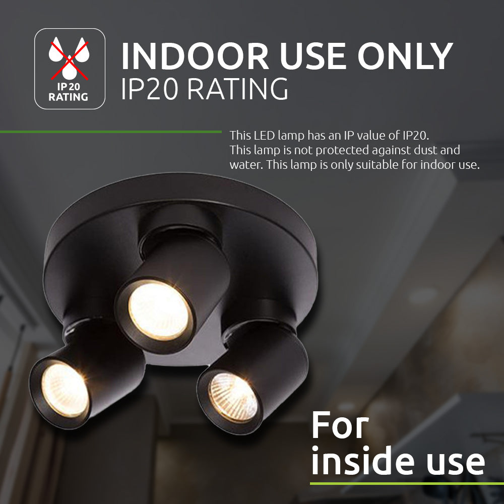 Schwarzer runder Deckenstrahler mit drei verstellbaren LED-Spots, geeignet für den Innenbereich (IP20), Ansicht von unten.
