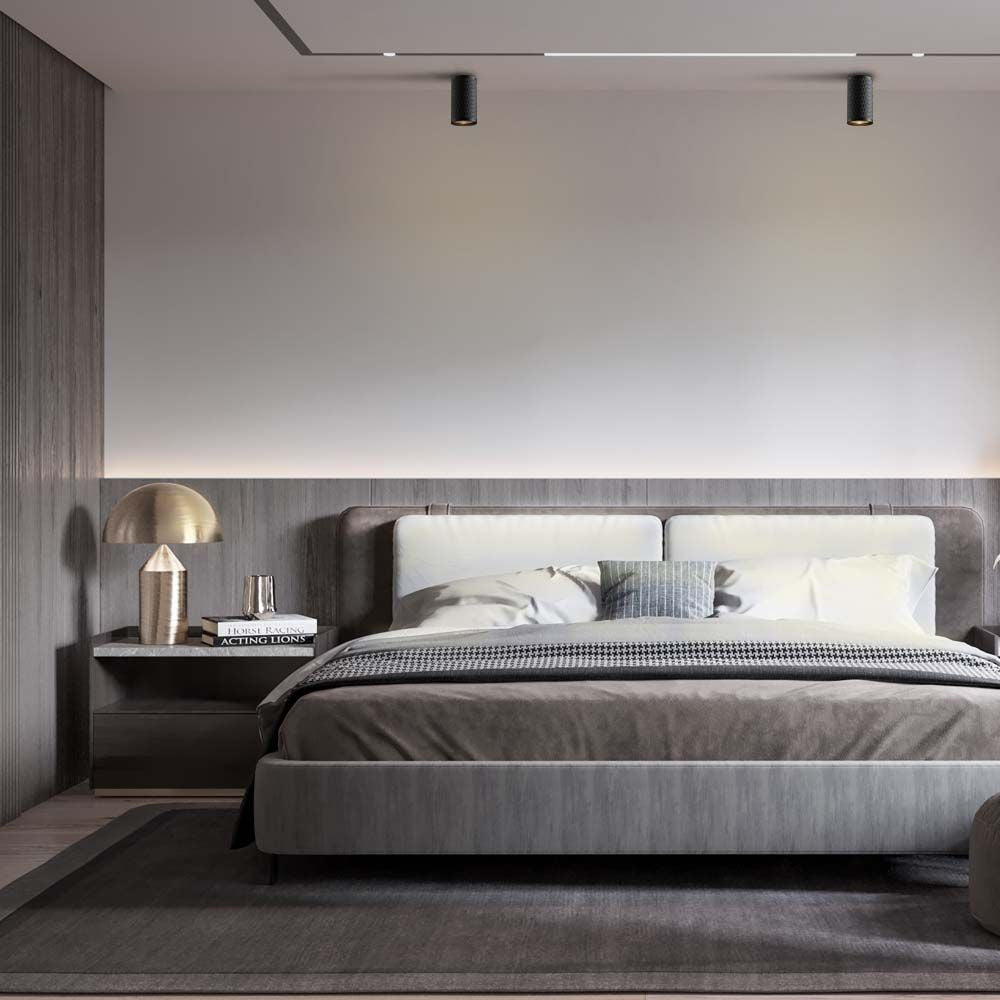 Luxuriöses, modernes Doppelbett in einem minimalistischen Schlafzimmer, Vorderansicht, mit gepolstertem Kopfteil, integrierter LED-Rückwandbeleuchtung und stilvollen Nachttischen mit Designerlampen.