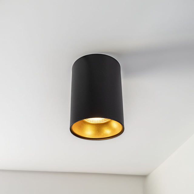 Opbouw spot armatuur zwart met goud 85 x 100mm Rond incl. GU10 fitting - warm wit licht - sfeerfoto