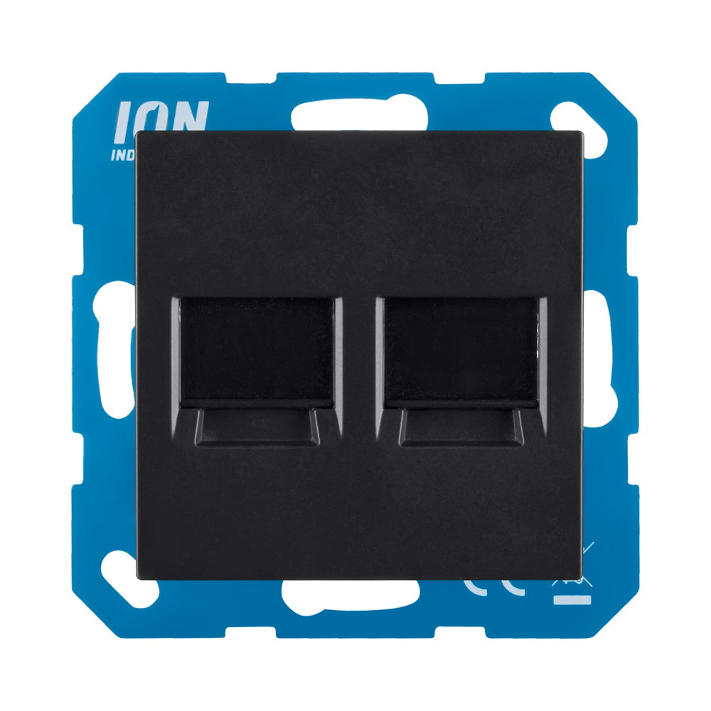 Vorderansicht einer ION Industries RJ45-Doppelnetzwerk-Wandsteckdose in Schwarz, montiert auf einem blauen Montagerahmen.