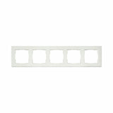 Weißer 5-fach-Abdeckrahmen für Schaltergeräte, Frontansicht, geeignet für den waagerechten Einbau von fünf Unterputzkomponenten.