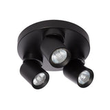 Schwarzer Deckenstrahler mit drei verstellbaren LED-Spots, moderner runder Sockel – schräge Unteransicht.