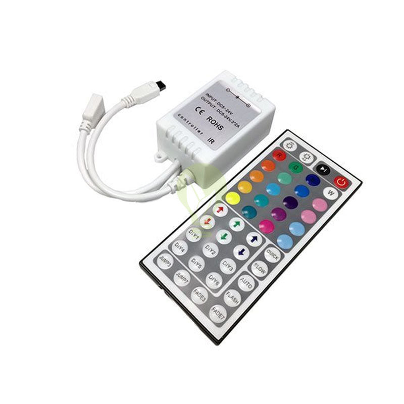 IR-LED-Streifen-Controller mit Fernbedienung, Draufsicht auf die weiße Controller-Einheit mit Anschlusskabeln und bunter Mehrtasten-Fernbedienung zur Bedienung von RGB-LED-Streifen.