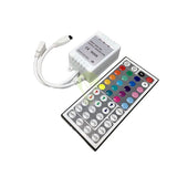 IR-LED-Streifen-Controller mit Fernbedienung, Draufsicht auf die weiße Controller-Einheit mit Anschlusskabeln und bunter Mehrtasten-Fernbedienung zur Bedienung von RGB-LED-Streifen.