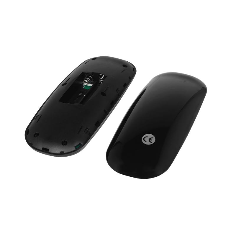 Schwarze kabellose Computermaus, Unterseite mit sichtbarem Batteriefach und Oberseite mit glänzender Oberfläche und CE-Kennzeichnung.