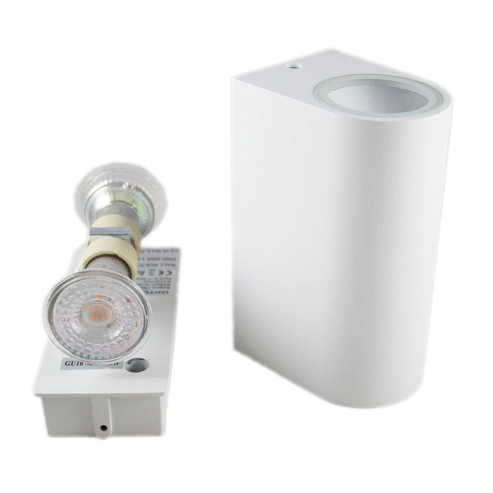 Wandlamp GU10 LED opbouwarmatuur in matte witte uitvoering, bestaande uit behuizing en losse GU10 fitting met LED-spot, gefotografeerd in zijaanzicht.