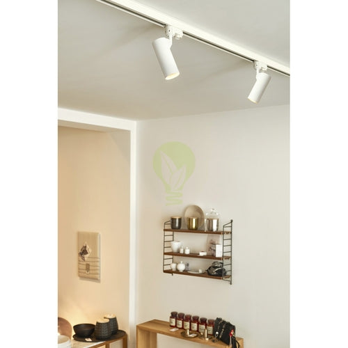 Weißes, an der Decke montiertes Schienenstrahlersystem mit zwei verstellbaren Zylinderstrahlern, Frontansicht in einer modernen Küchen- oder Esszimmereinrichtung.