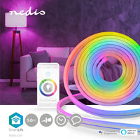 Nedis SmartLife 5 Meter LED-Lichtstreifen in Regenbogenfarben, Frontansicht mit Smartphone-Steuerung per App, kompatibel mit Google Assistant und Amazon Alexa, stimmungsvolle Beleuchtung in einem modernen Wohnzimmer.