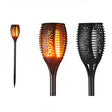 Solar-Gartenfackel mit Flammeneffekt – Vorder- und Seitenansicht einer dekorativen solarbetriebenen LED-Gartenlampe mit elegantem Lochdesign und warm-orangefarbenem Flammeneffekt.