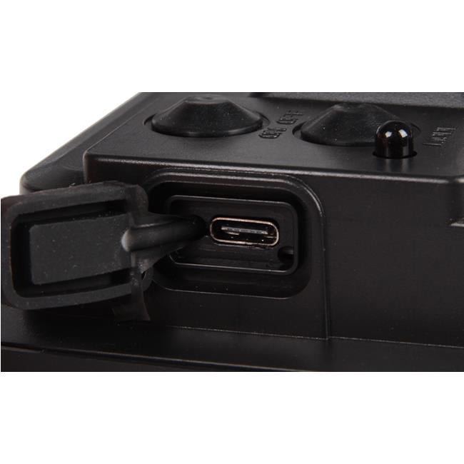 Nahaufnahme eines USB-C-Ladeanschlusses an der Seite eines schwarzen elektronischen Geräts, wobei die Gummischutzkappe teilweise geöffnet ist.
