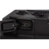 Nahaufnahme eines USB-C-Ladeanschlusses an der Seite eines schwarzen elektronischen Geräts, wobei die Gummischutzkappe teilweise geöffnet ist.