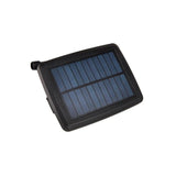 Schwarzes rechteckiges Solarpanelmodul mit blauen Solarzellen, schräge Draufsicht vor weißem Hintergrund.