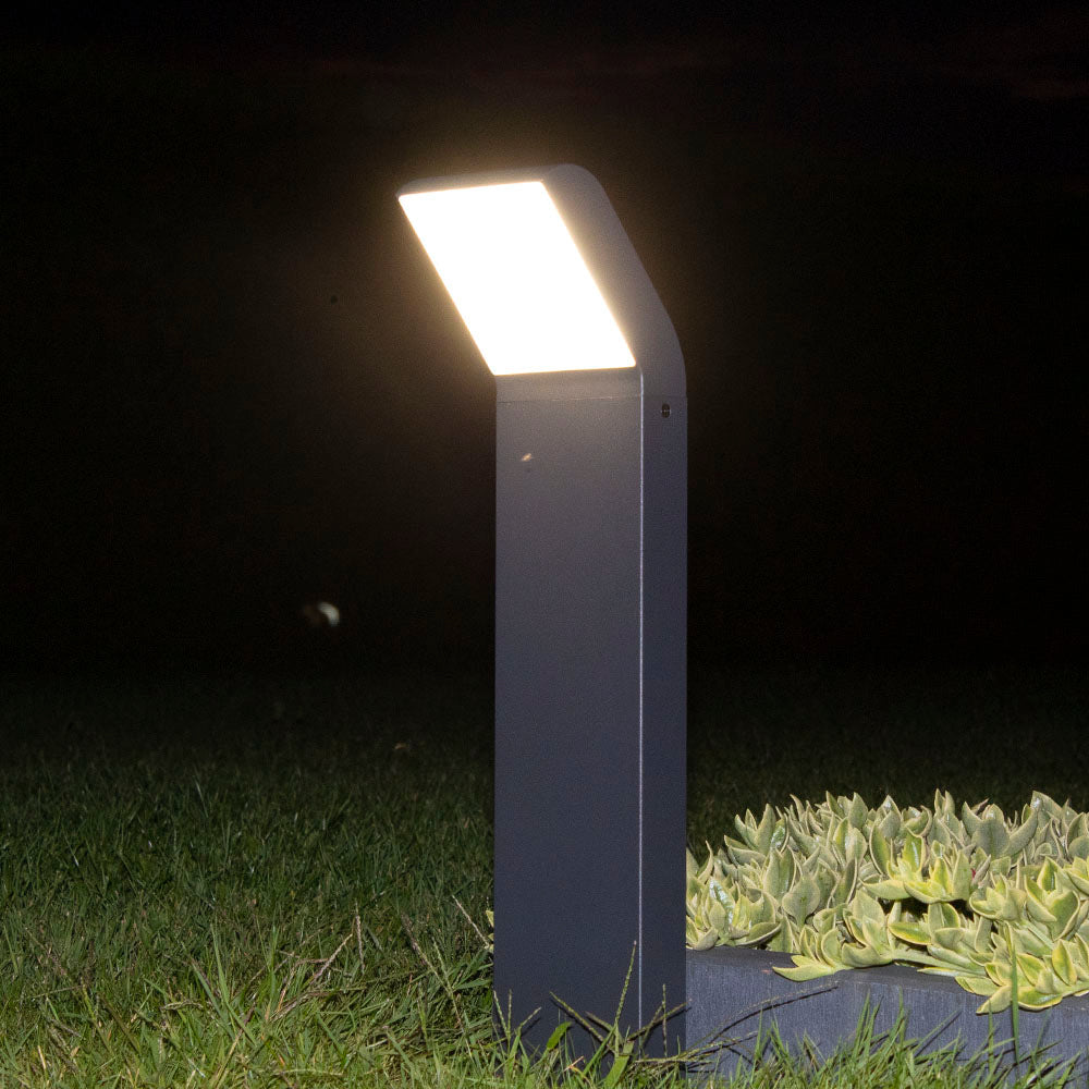 LED staande buitenlamp met lamp waterdicht -sfeerfoto donker aan