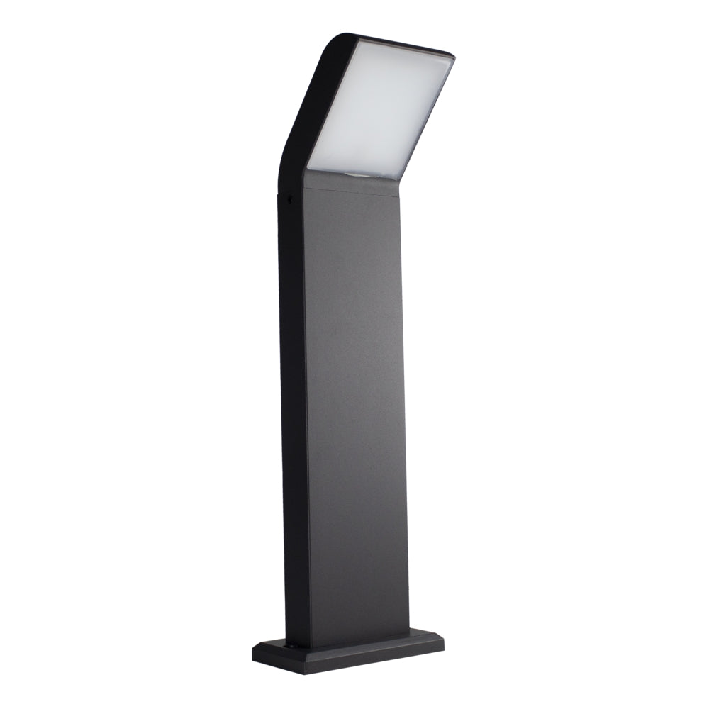 Moderne schwarze LED-Gartenlampe mit quadratischem Sockel und schrägem Kopf, von vorne vor weißem Hintergrund fotografiert.
