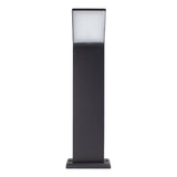 Moderne schwarze LED-Außenleuchte auf Sockel, Frontansicht, mit quadratischem Diffusor für gleichmäßige Lichtverteilung, geeignet für Gartenwege und Einfahrten.