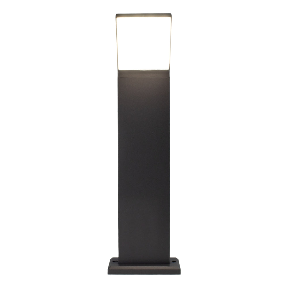 Moderne schwarze LED-Außenleuchtensockelleuchte in rechteckiger Bauform, Frontansicht mit warmweißem Licht an der Oberseite.