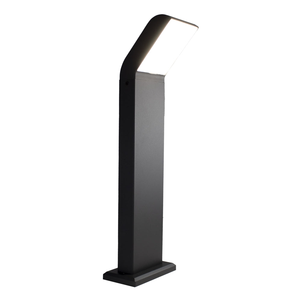 Moderne schwarze LED-Außenleuchte, Standmodell, schräg von vorne fotografiert, mit beleuchteter Oberseite und robustem rechteckigen Sockel.