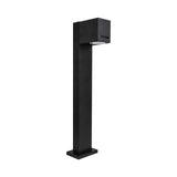 Schwarze, moderne Außenleuchte auf einem Mast mit quadratischem Design und abgewinkelter Frontansicht – geeignet für die Beleuchtung von Gartenwegen und Einfahrten.