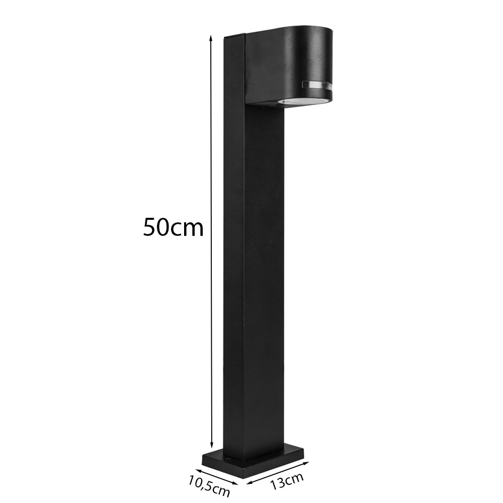 Moderne schwarze Außenleuchte auf einem Mast, Höhe 50 cm, mit den Maßen 10,5 cm x 13 cm, Frontansicht einer stehenden Gartenleuchte mit integriertem LED-Strahler.