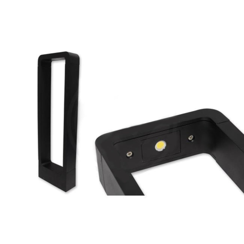 Schwarze, moderne LED-Gartenweg-Leuchte mit rechteckigem Rahmen, von der Seite gezeigt und mit einer Nahaufnahme des integrierten LED-Lichts oben.
