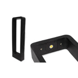 Schwarze, moderne LED-Gartenweg-Leuchte mit rechteckigem Rahmen, von der Seite gezeigt und mit einer Nahaufnahme des integrierten LED-Lichts oben.