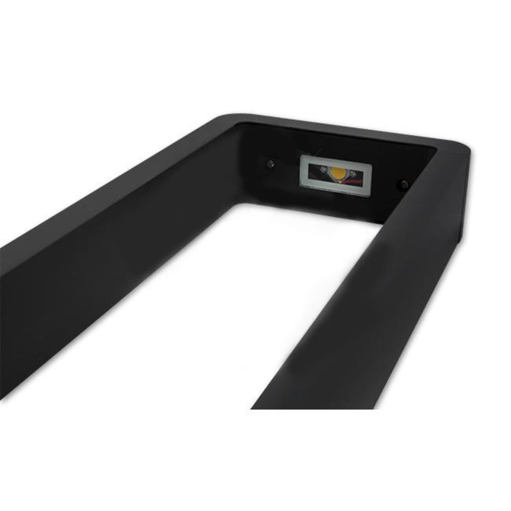 Nahaufnahme einer schwarzen, rechteckigen Außenleuchte mit integrierter LED-Beleuchtung, geeignet für Gartenwege oder Einfahrten.