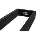 Nahaufnahme einer schwarzen, rechteckigen Außenleuchte mit integrierter LED-Beleuchtung, geeignet für Gartenwege oder Einfahrten.