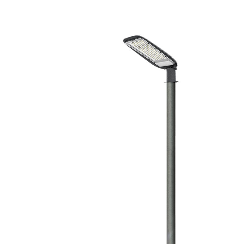 LED-Straßenlaterne – Seitenansicht einer eleganten, modernen LED-Straßenlaterne mit rechteckiger Leuchte und integrierten LED-Modulen, montiert auf einem Metallmast vor weißem Hintergrund.