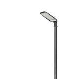 LED-Straßenbeleuchtungsvorrichtung auf einem hohen Mast, schräge Seitenansicht mit LED-Modulen und einem schlanken, modernen Gehäuse.