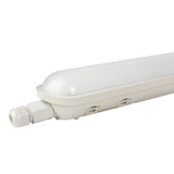 Wasserdichte LED-TL-Leuchte mit opalweißer Abschirmung, seitlicher Sicht, geeignet für industrielle oder feuchte Umgebungen.