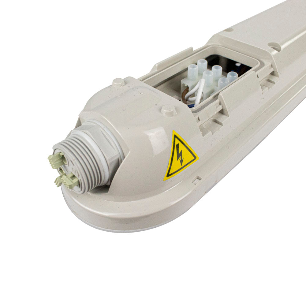 Nahaufnahme der Rückseite und Innenseite eines wasserdichten LED-Leuchtengehäuses mit elektrischen Anschlüssen und einem Hochspannungs-Warnaufkleber.