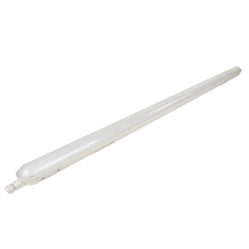 LED-TL-Leuchte in wasserdichtem Gehäuse, abgewinkelte Seitenansicht mit Blick auf die gesamte Länge der Leuchte, geeignet für industrielle oder feuchte Umgebungen.