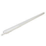 LED-TL-Leuchte in wasserdichtem Gehäuse, abgewinkelte Seitenansicht mit Blick auf die gesamte Länge der Leuchte, geeignet für industrielle oder feuchte Umgebungen.