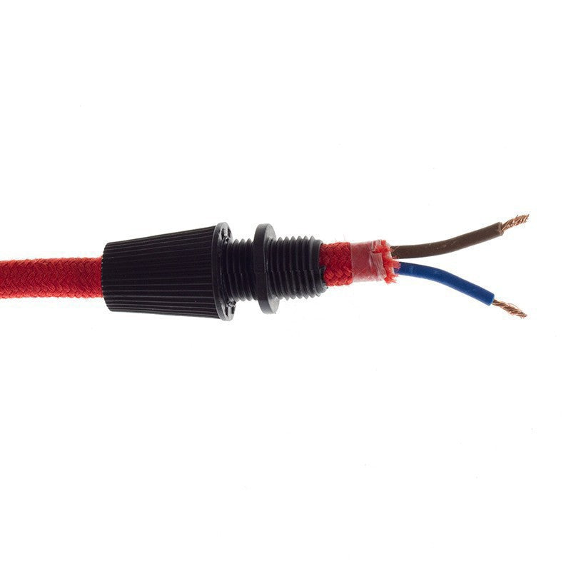 Nahaufnahme eines rot geflochtenen Stromkabels mit zwei Kupferadern (braun und blau), ausgestattet mit einer schwarzen Zugentlastung und Kabelverschraubung, geeignet für die Lampenmontage oder elektrische Installationen.