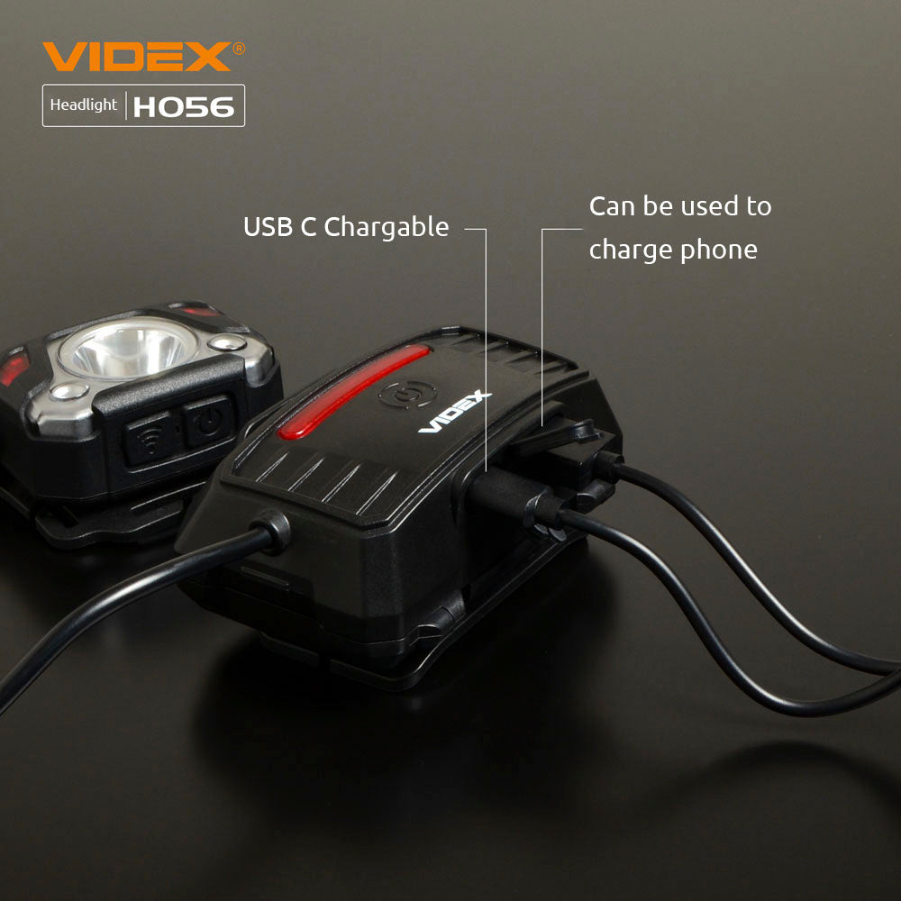 Nahaufnahme der VIDEX HO56-Stirnlampe mit USB-C-Ladeanschluss und Telefonladefunktion von der Seite.