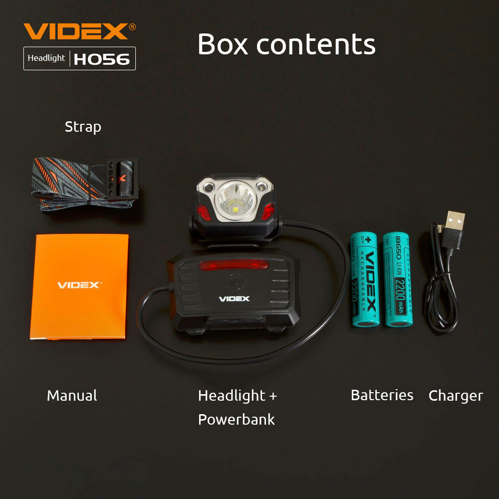 Draufsicht auf den Inhalt des VIDEX HO56-Stirnlampenpakets, einschließlich Stirnlampe mit Powerbank, elastischem Kopfband, Handbuch, zwei wiederaufladbaren 18650-Batterien und einem USB-Ladekabel, vor einem schwarzen Hintergrund.