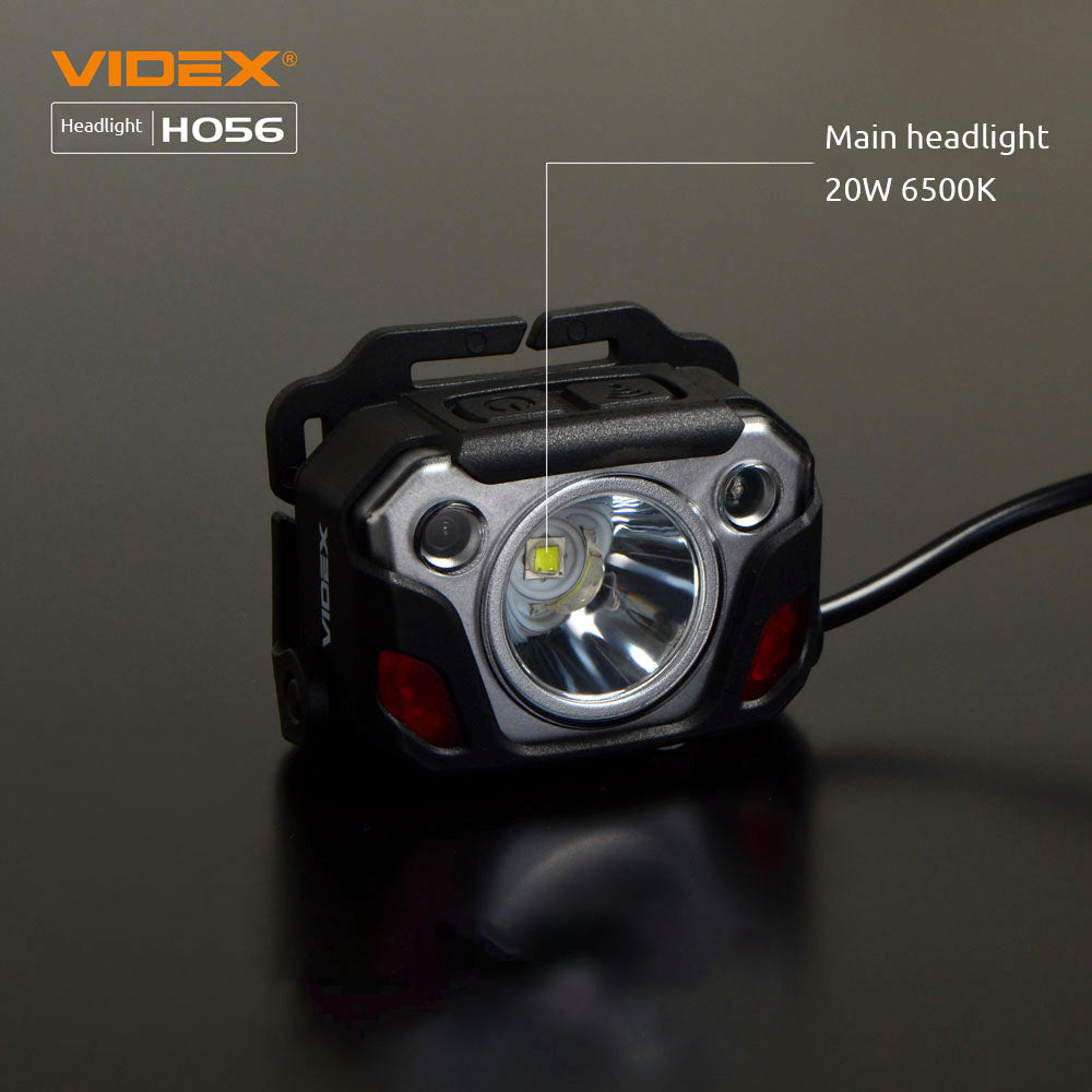 Nahaufnahme der VIDEX H056-Stirnlampe mit leistungsstarker 20-W-LED-Beleuchtung und 6500 K Farbtemperatur, dargestellt auf schwarzem Hintergrund.