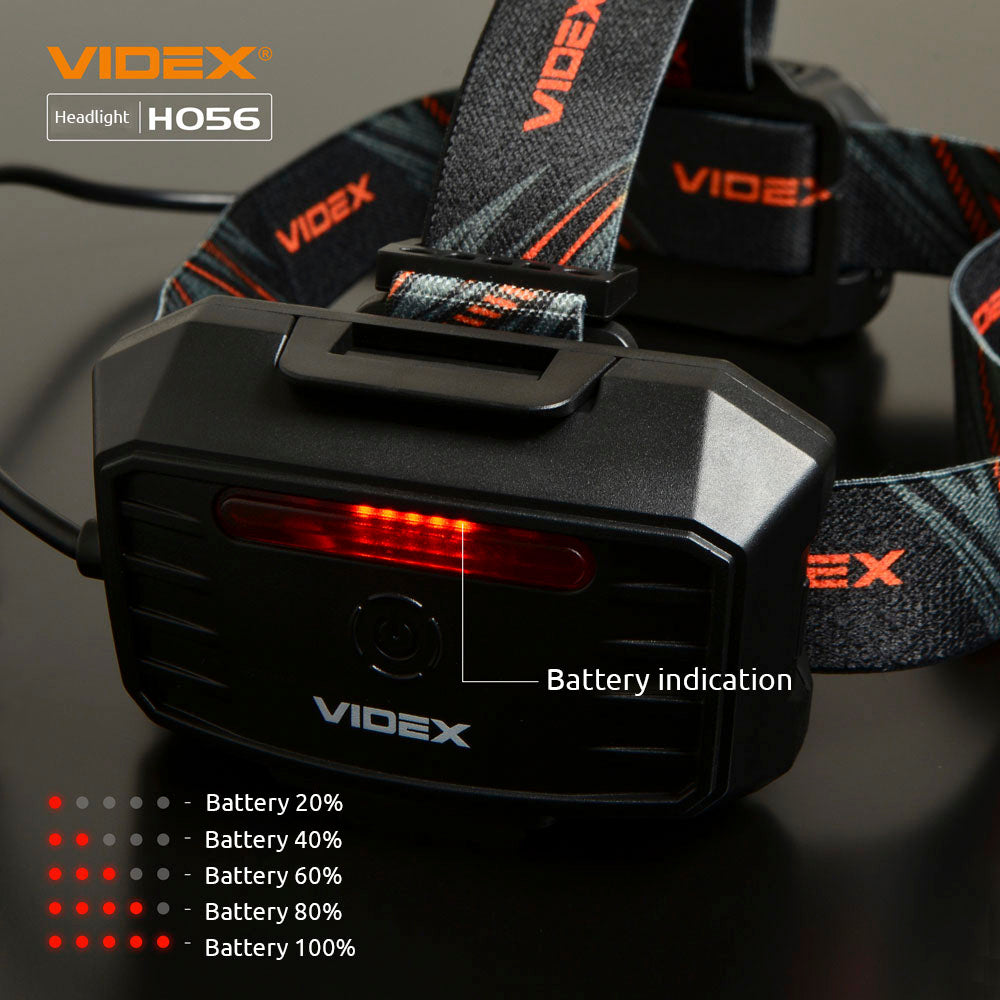 Nahaufnahme der VIDEX HO56-Stirnlampe von hinten mit sichtbarer Batterieanzeige und verstellbarem Kopfband mit Markenlogo.