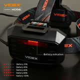 Nahaufnahme der VIDEX HO56-Stirnlampe von hinten mit sichtbarer Batterieanzeige und verstellbarem Kopfband mit Markenlogo.